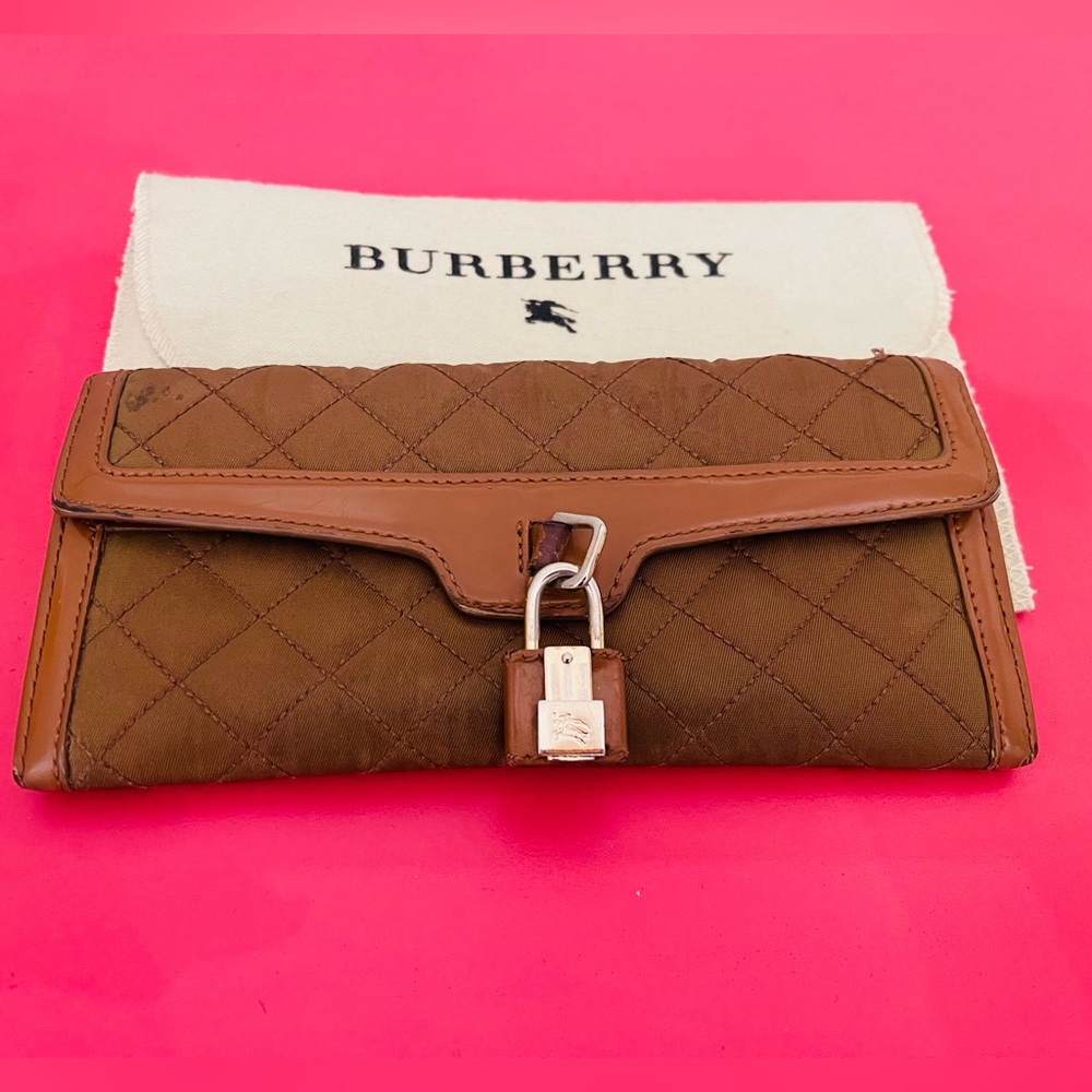 Burberry wallet. 💯 Authentic